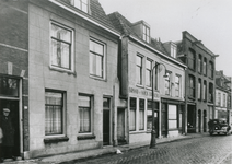 863494 Gezicht op panden aan de oneven zijde van de Oranjestraat in Wijk C te Utrecht, met centraal de panden van ...
